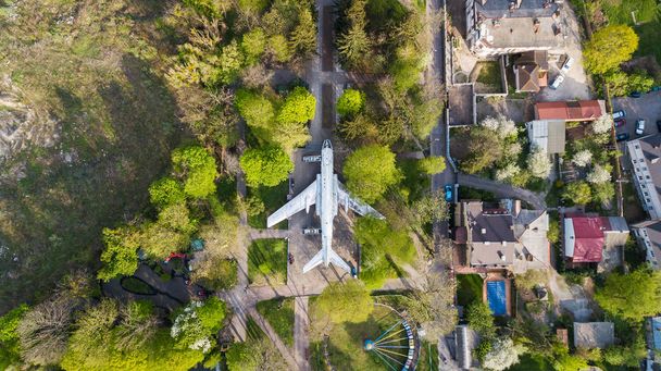 Aerial view of the plane, which stands in a park in the city center. - Foto, Bild