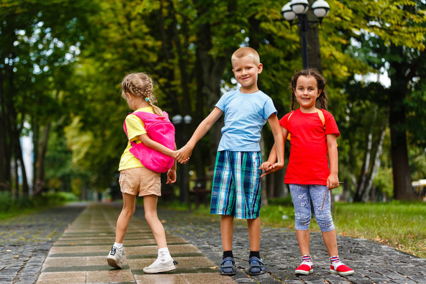 Retrato de niños alegres caminando en el parque verde
 - Foto, imagen