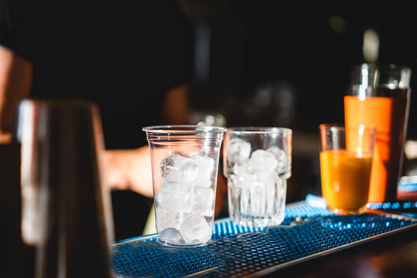 На барі стоять дві склянки льоду
. - Фото, зображення