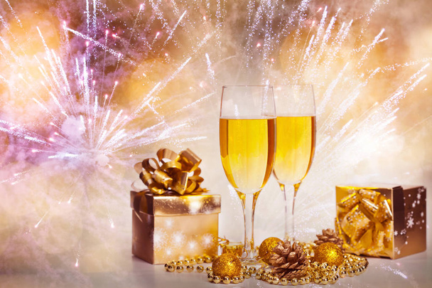 Szklanki szampana na musujące tło wakacje z fajerwerkami - Zdjęcie, obraz