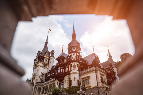 Пейзаж Пелешского замка Трансильвании в летний сезон. Румыния, Sinaia
 - Фото, изображение