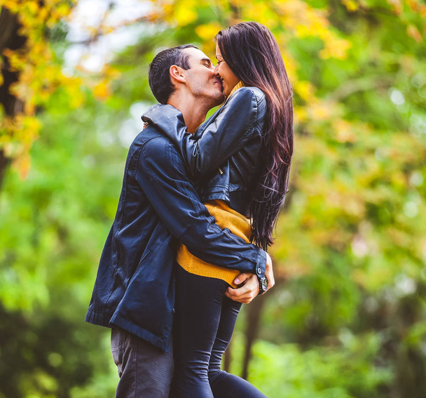 joven pareja en amor besos en parque
 - Foto, Imagen