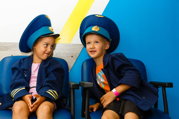 Μικρά παιδιά στην αεροπορική εταιρεία, πιλοτικά στολή  - Φωτογραφία, εικόνα