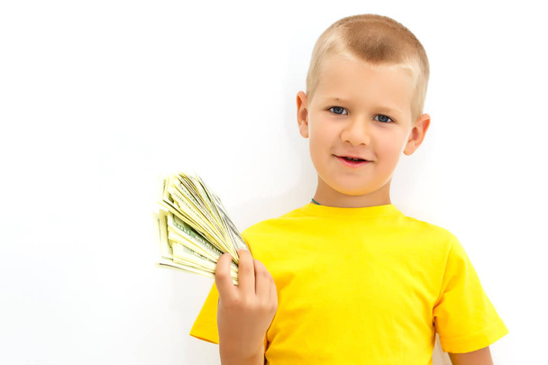 Mladý chlapec se sto dolarů na bílém pozadí - Fotografie, Obrázek