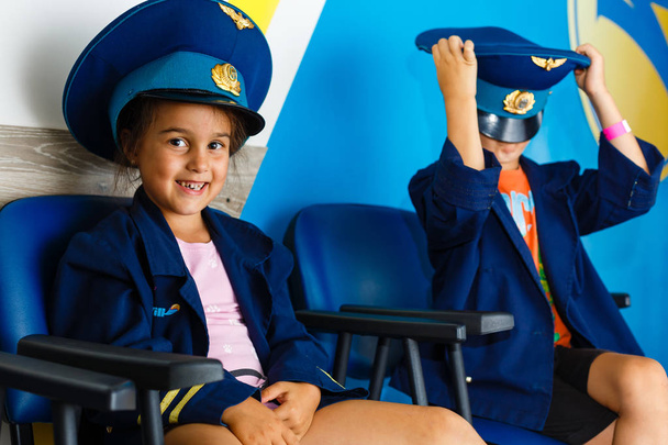 Маленькі діти у формі пілота авіакомпанії
  - Фото, зображення