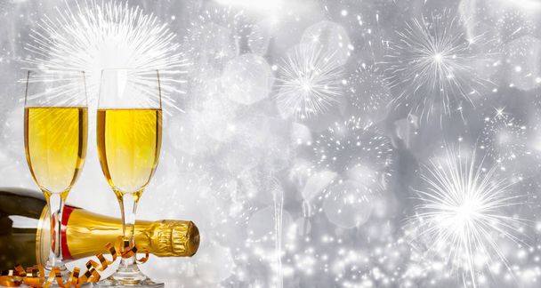 Copos de champanhe em fundo feriado espumante com fogos de artifício
 - Foto, Imagem