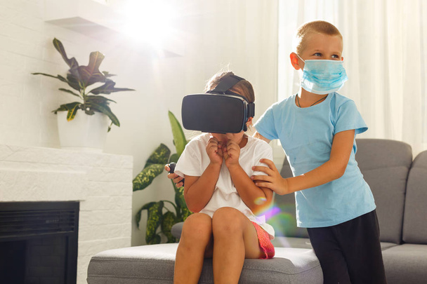 Брат і сестра використовують гарнітури віртуальної реальності у вітальні
 - Фото, зображення