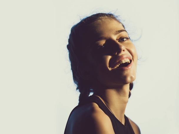 Ευτυχισμένος, χαριτωμένο κορίτσι με υγιή δόντια και λευκό χαμόγελο χαμογελώντας - Φωτογραφία, εικόνα