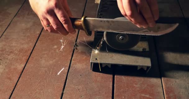 Schärfen des alten Messers auf der Schleifmaschine. Nahaufnahme - Filmmaterial, Video