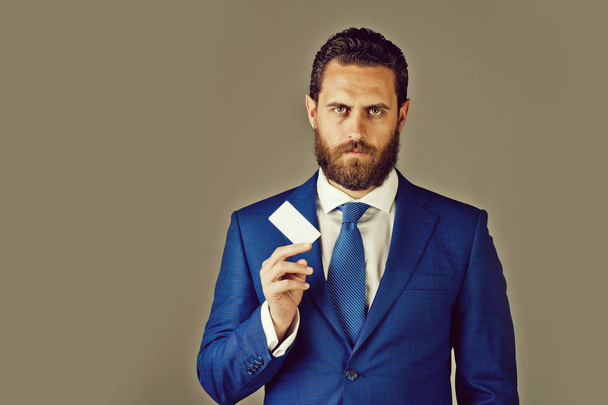 hombre de oficina con tarjeta de crédito de papel, ética de negocios y moda
 - Foto, Imagen