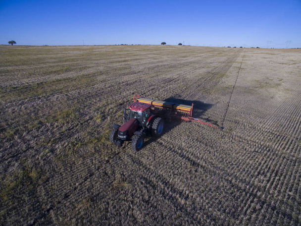 Semis direct, machines agricoles en La Pampa, Patagonie
 - Photo, image