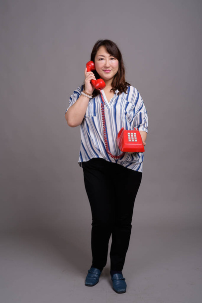 Повна довжина портрет японський бізнес-леді за допомогою телефону - Фото, зображення