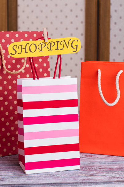 Τσάντες δώρων και καρτών με επιγραφή ψώνια. - Φωτογραφία, εικόνα