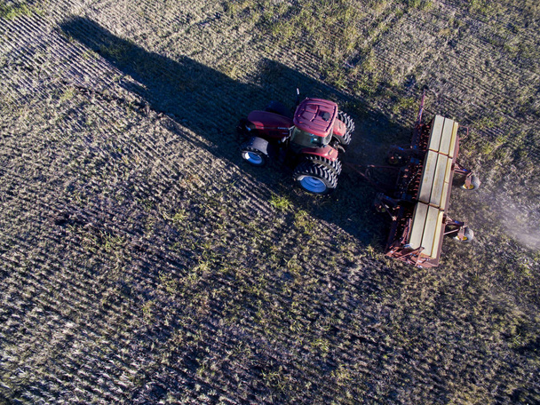 Siembra directa, maquinaria agrícola, en La Pampa, patagonia
 - Foto, Imagen