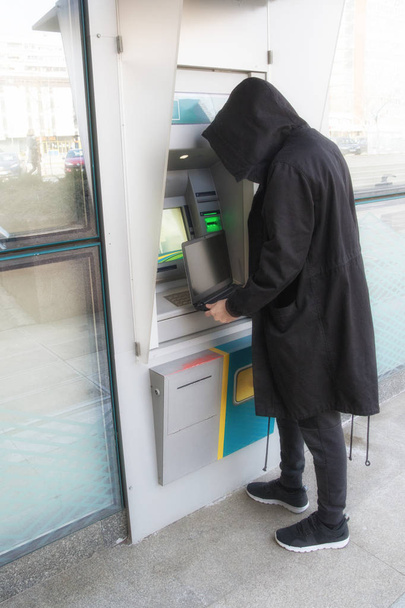 Hacker stehlen Passwort und Identität am Geldautomaten, Computerkriminalität - Foto, Bild