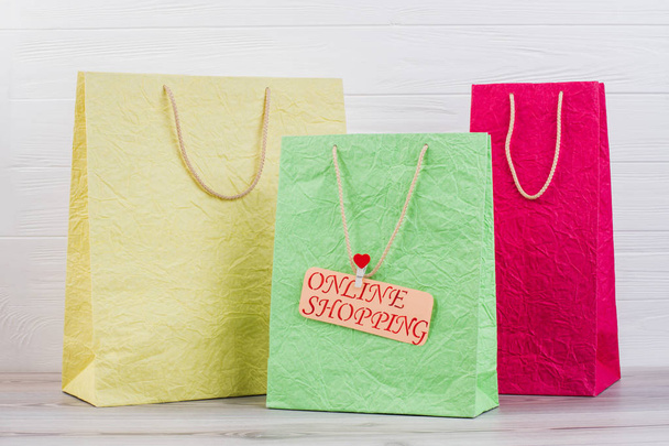 Çok renkli alışveriş torbaları kulplu. - Fotoğraf, Görsel