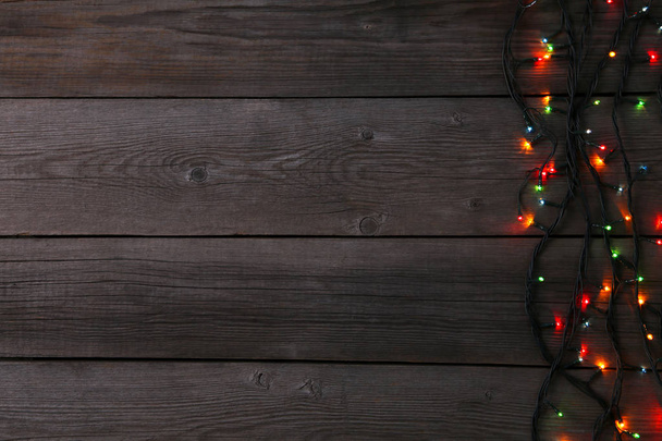 コピー スペースは、灰色の背景にクリスマス ガーランド ライト。クリスマスの組成 - 写真・画像