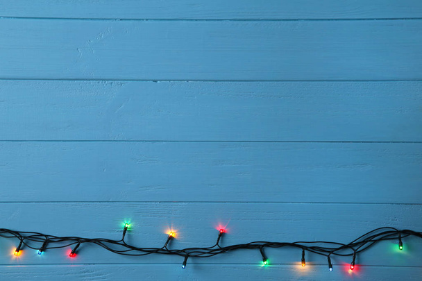 Karácsonyi koszorú fények a kék háttér, másol hely. Karácsonyi összetétele - Fotó, kép