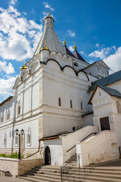 SERPUHOV, RUSSIA - AUGUST 2017: Vvedensky Vladychny Convent (Vvedenskiy Vladychnyi monastyr) in Serpukhov. - Zdjęcie, obraz