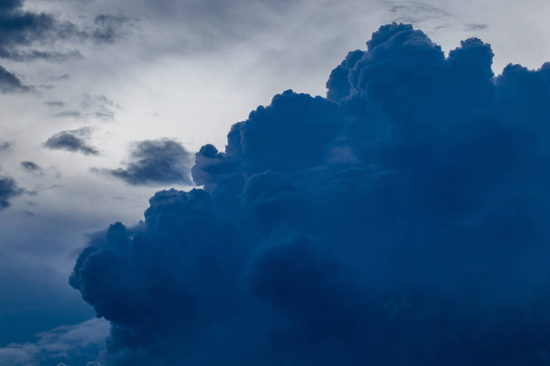 Драматическое голубое часовое небо с красивыми облаками, монохромный облачный ландшафт с фигурами и копировальным пространством, светлые и темные пятна, сфотографированные в Болгарии недалеко от деревни Дебнево, горы Стара Планина
 - Фото, изображение