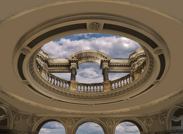 Une salle avec une ouverture ronde et des colonnes sans dôme avec vue sur le ciel
. - Photo, image