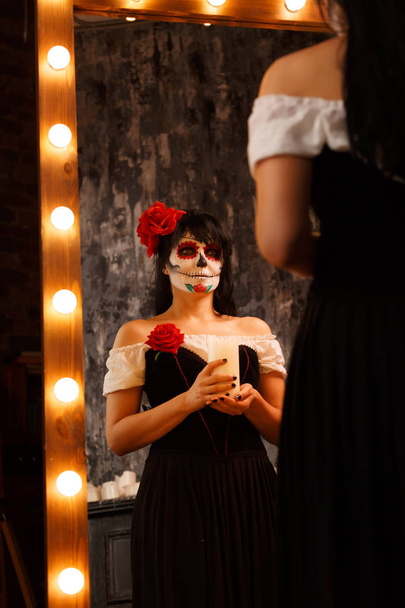 Grim immagine di Halloween di zombie ragazza con viso bianco
 - Foto, immagini