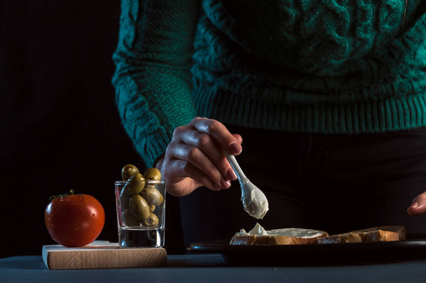 Sandwich mit Mortadela und Tomaten und Oliven - Foto, Bild
