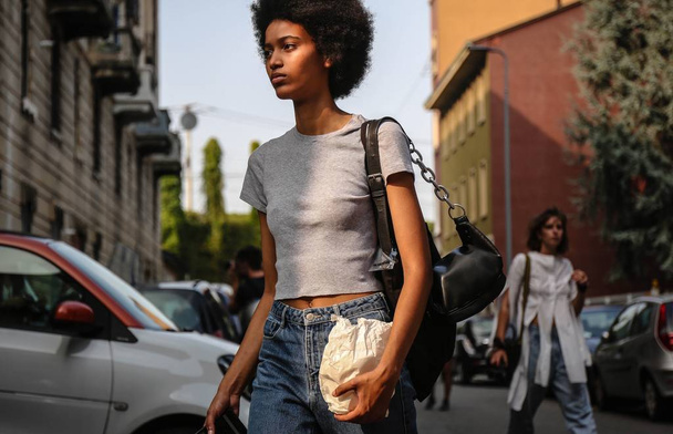 MILÁN, Italia- 19 de septiembre de 2018: Manuela Sánchez en la calle durante la Semana de la Moda de Milán
. - Foto, imagen