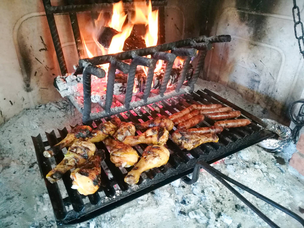 Carne a la parrilla cocinada en chimenea - Foto, Imagen