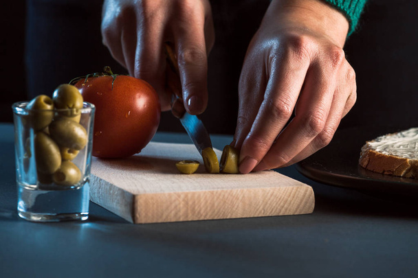 Sandviç mortadela ve domates ve zeytin ile - Fotoğraf, Görsel