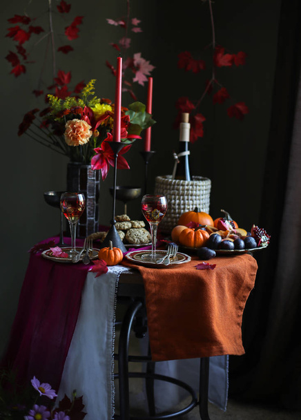 Bela mesa cheia de frutas e bebidas no interior da mesa rústico fundo escuro
 - Foto, Imagem