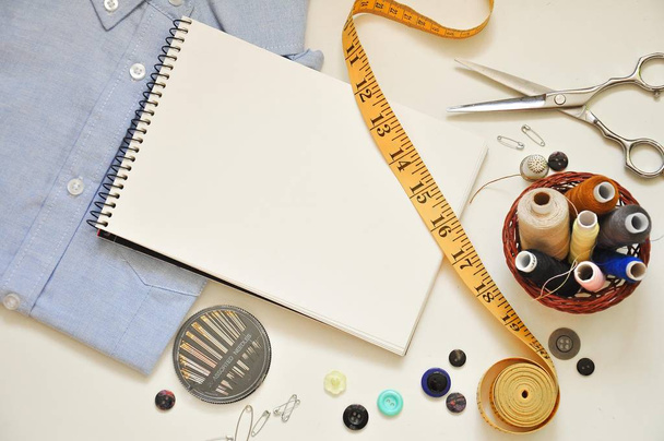 Costura e reparação de roupas como um hobby, mesa de alfaiate
 - Foto, Imagem