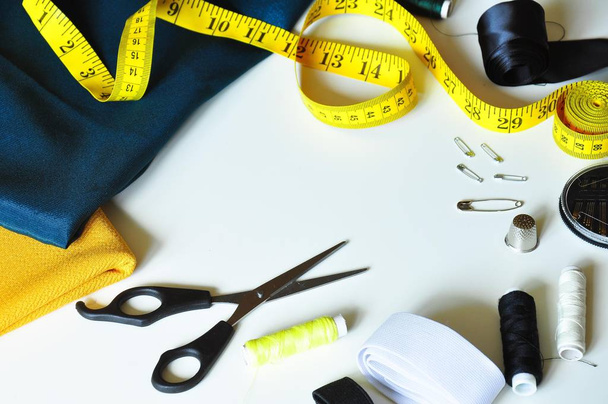 Шитье и ремонт одежды в качестве хобби, портной стол
 - Фото, изображение