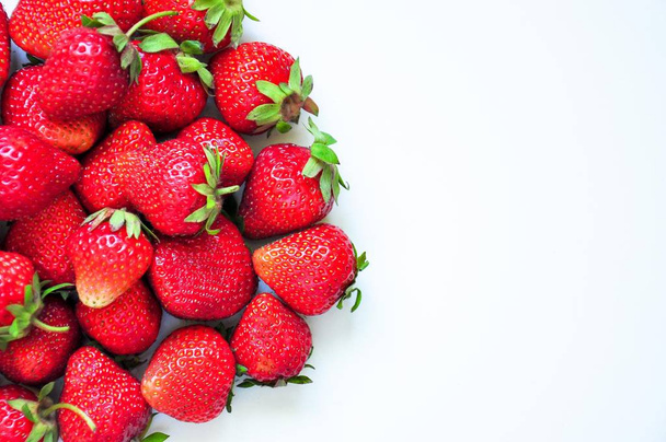Des fraises. Baies d'une fraise sur fond blanc. Fraise maison. Ils cultivaient des fraises
.  - Photo, image
