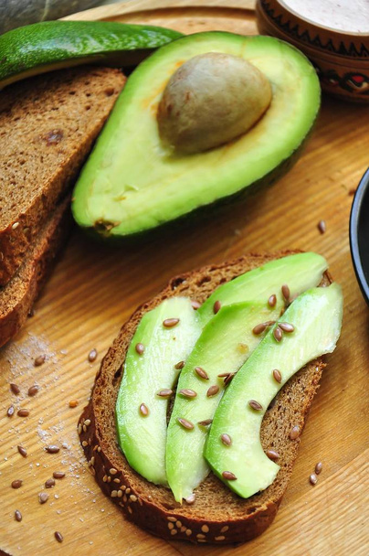 grüne Avocado Avocado Toast richtige Ernährung. leichter Imbiss. Nahrung für Veganer. - Foto, Bild