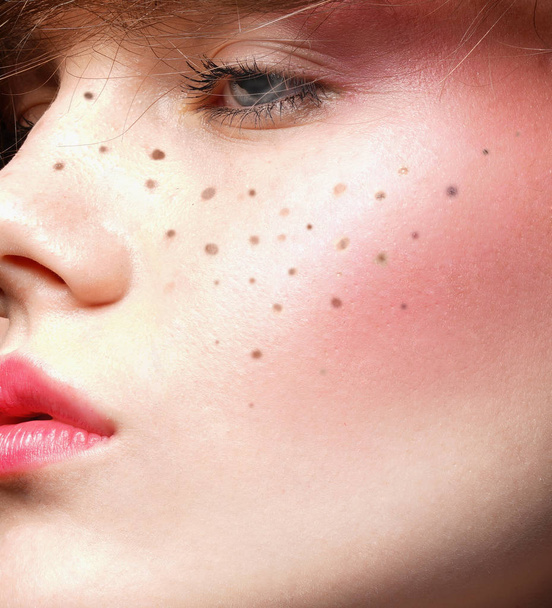    Schönheit Nahaufnahme Porträt der jungen kaukasischen Frau Haut Gesicht Make-up                             - Foto, Bild