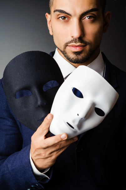 Homem com máscara preta em estúdio
 - Foto, Imagem