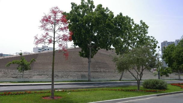 Γραφική θέα από τα 2000 χρόνια παλιά πυραμίδα ονομάζεται Huallamarca Μουσείο βρίσκεται στο το κέντρο του San Isidro της Λίμα, στο Περού. Το Μουσείο αυτό περιβάλλεται από μοντέρνα κτίρια και σπίτια. - Φωτογραφία, εικόνα