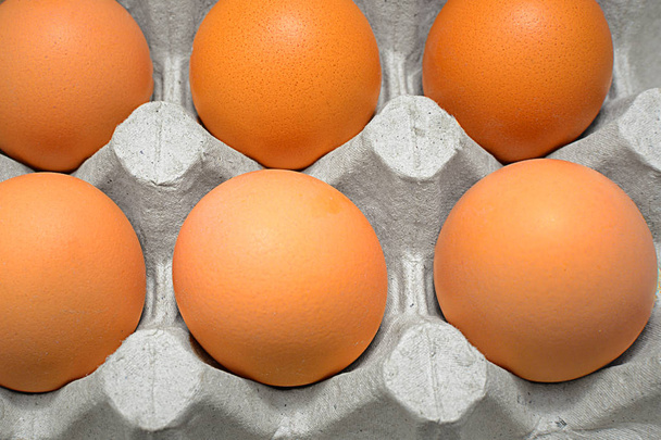 Close-up van eieren met vervaldatum - Foto, afbeelding