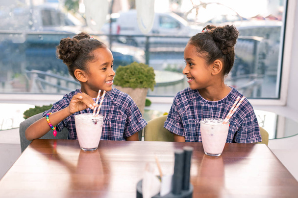 Két szép gyerek, szép családi megjelenés cafeteria ül rajta - Fotó, kép