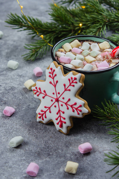 Copa de cacao caliente con malvaviscos y galletas de copo de nieve sobre un fondo de mesa de hormigón de piedra gris. Navidad Holiday Food Concept
 - Foto, imagen