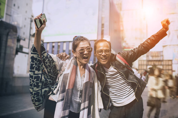 пари азіатських мандрівник щастя емоцій в з'єднанням найбільш популярним місцем подорожі в Осаці, Японія - Фото, зображення
