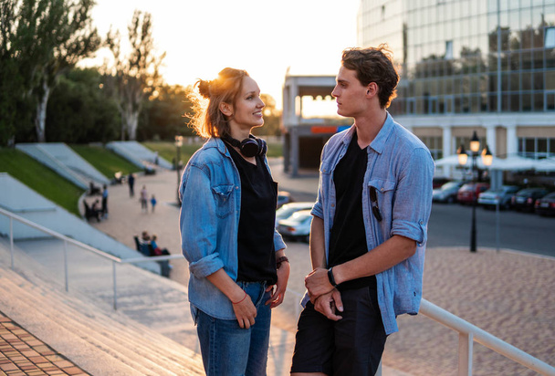 Bella giovane coppia hipster incontri durante il tramonto estivo
. - Foto, immagini