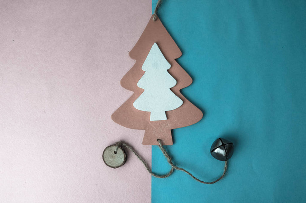 Navidad festiva de Año Nuevo hermoso brillante multicolor alegre fondo azul y blanco con un pequeño juguete de madera lindo árbol de Navidad casero. Acostado. Vista superior. Decoraciones navideñas
 - Foto, Imagen