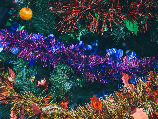 Kleurrijke kerst achtergrond. Close-up kerst ornament prop decoratie op de achtergrond van de kerstboom. - Foto, afbeelding