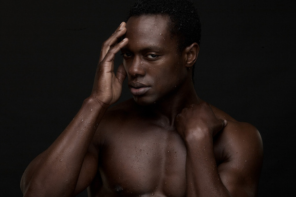 Afrikai amerikai férfi arcát kezével - Fotó, kép