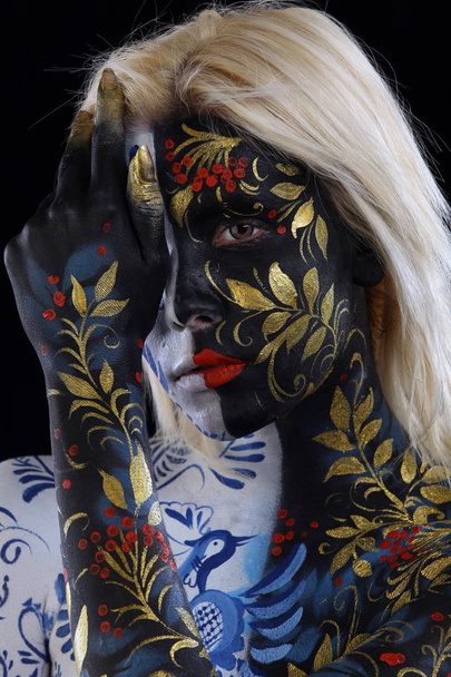 Body art portrait of a girl in the style of Khokhloma and Gzhel on a black background studio - Fotoğraf, Görsel