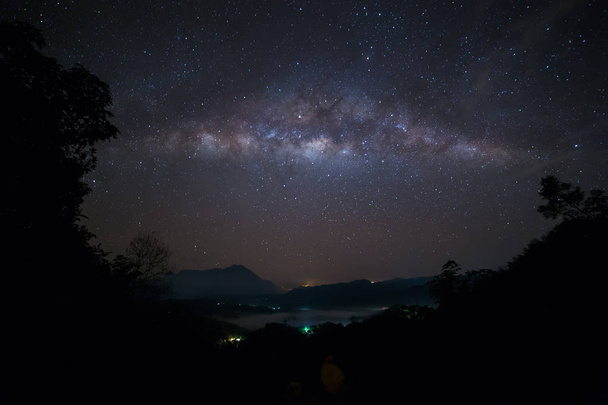 Дивно красивий нічне небо галактики Чумацький шлях в штаті Сабах, Борнео, (довгою витримкою фотографію з зерном. Зображення містить певні зерна або шум і Розмитий фокус.) - Фото, зображення