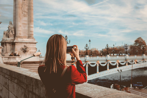 Zrzka dívka v červeném kabátě a pytel styl vytvořit fotografii v Pařížské ulici v době podzimní sezóny - Fotografie, Obrázek