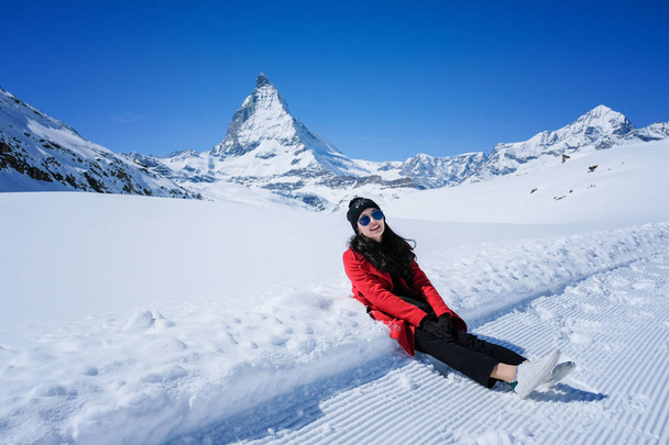 Jovem mulher Turistas jogando neve na montanha Matterhorn pico, Zermatt, Suíça
. - Foto, Imagem